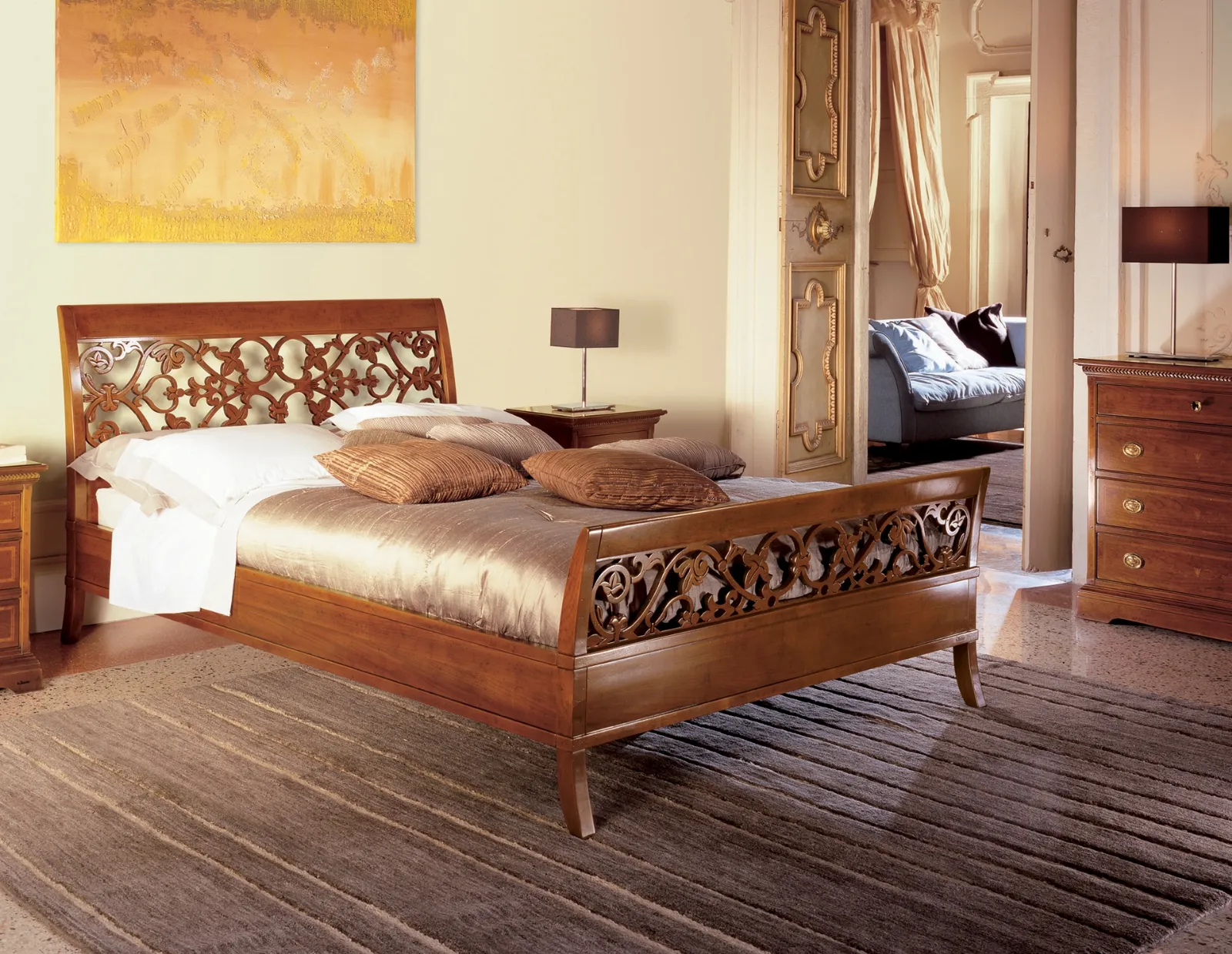 Camera da letto matrimoniale in legno massiccio con accessori in ottone e  finiture laccato b…